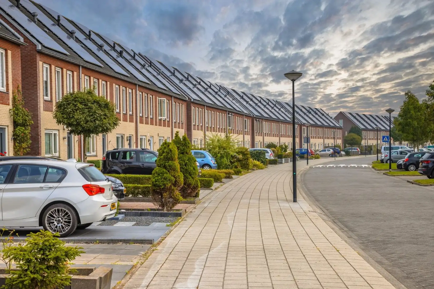 Rijtjeshuizen in Nederland met PVT-panelen op dak