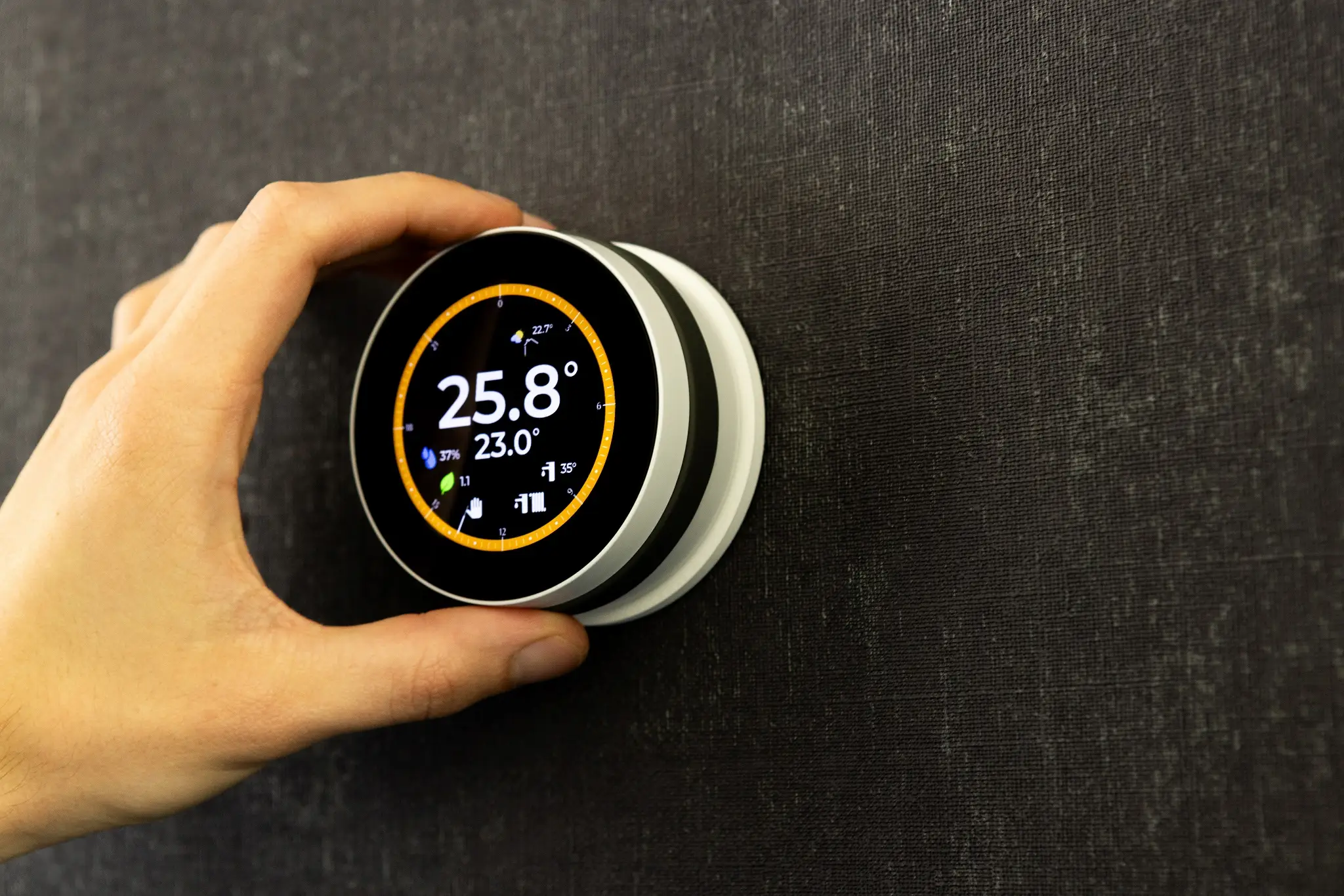 Hand bij LinQ Up thermostaat