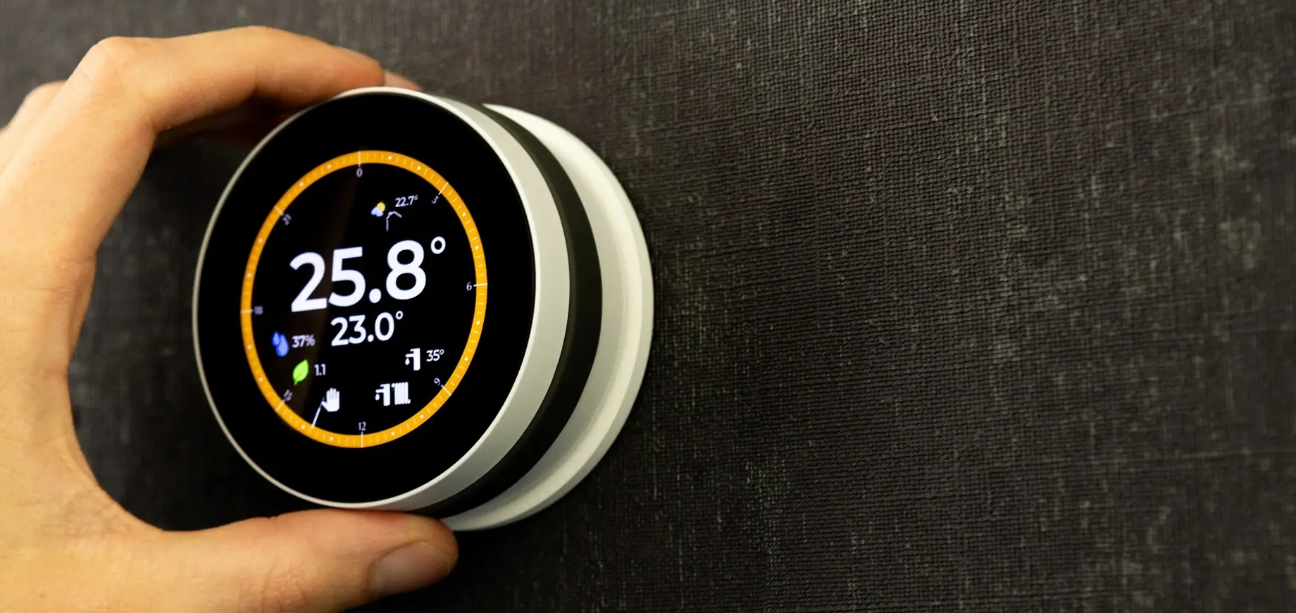 Hand bij LinQ Up thermostaat