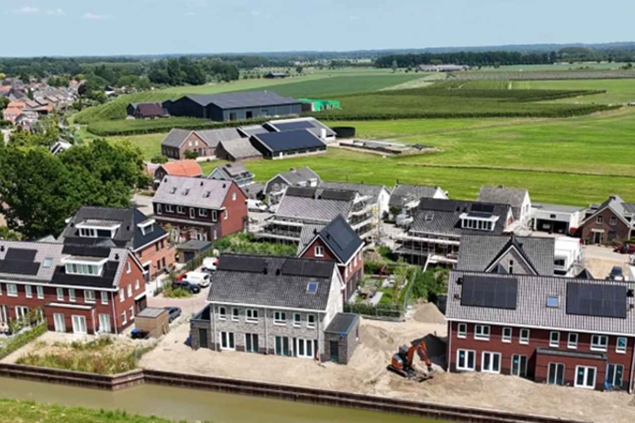 Bovenaanzicht van woonwijk met PVT-panelen op nieuwbouwwoningen in Werkhoven