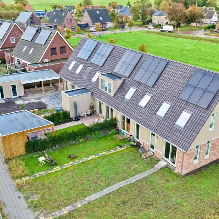 Luchtfoto van nieuwbouwwoningen met PVT-panelen op het dak in Oosthem