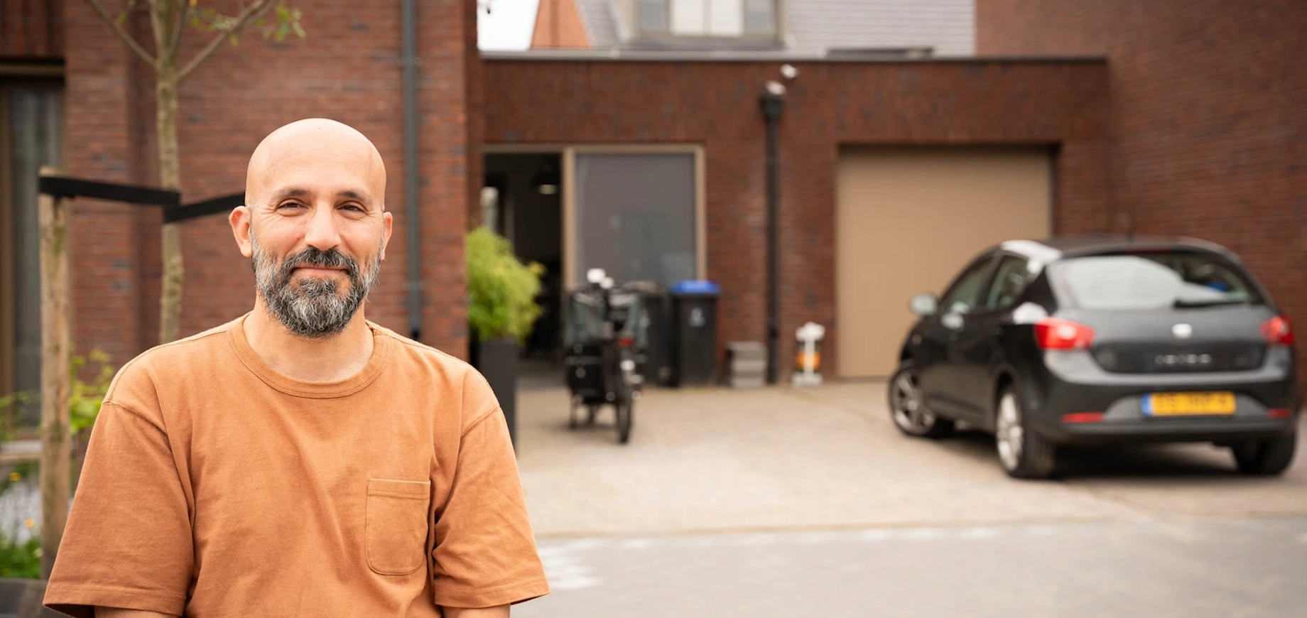 Bewoner staat bij woning met PVT-installatie in De Meern