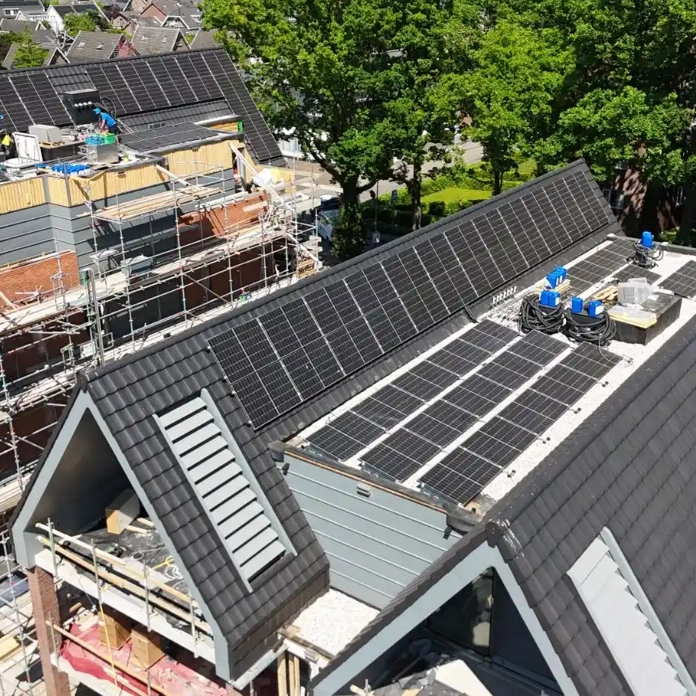 Luchtfoto van nieuwbouwproject met PVT-panelen op appartementen in Twello