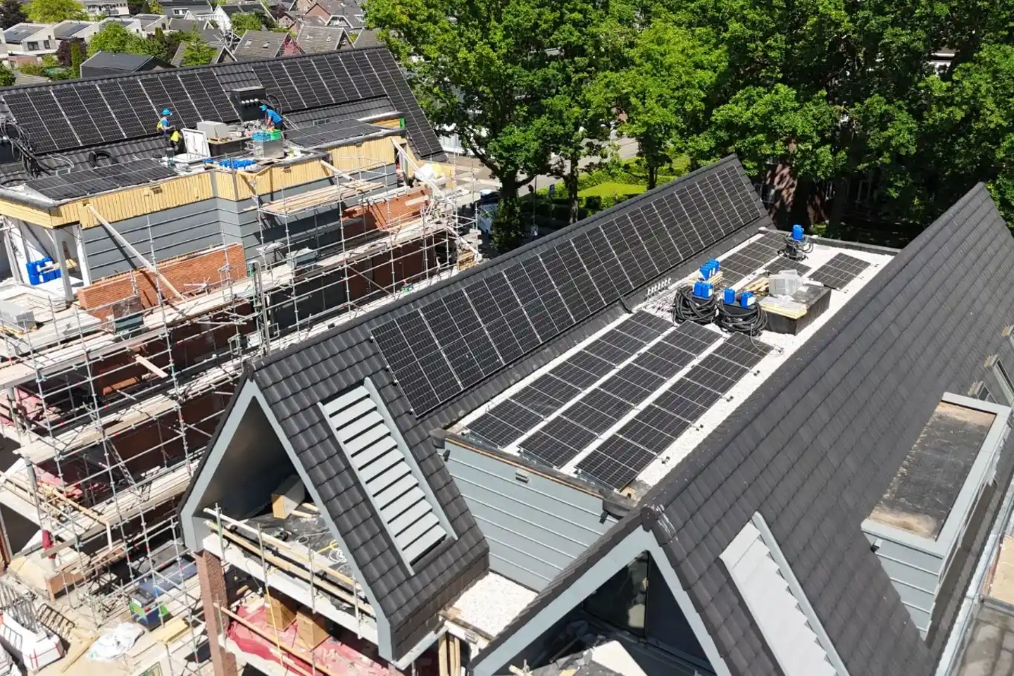 Luchtfoto van nieuwbouwproject met PVT-panelen op appartementen in Twello