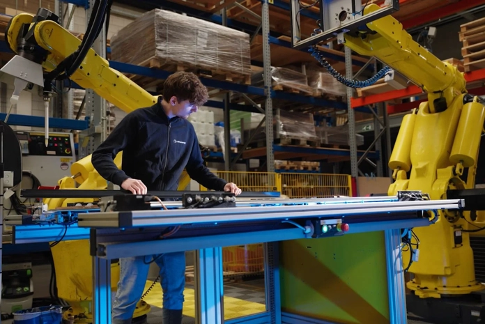 Medewerker HR energy bezig met PVT-paneel productie controle 