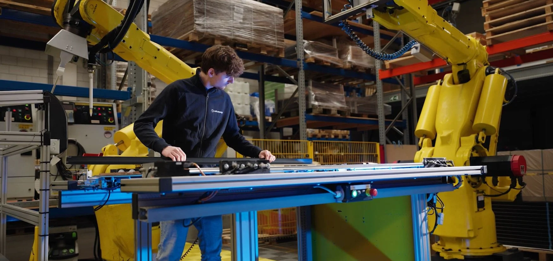 Medewerker HR energy bezig met PVT-paneel productie controle 