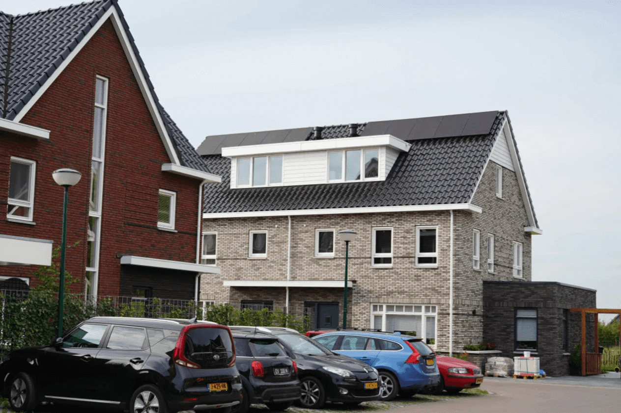 twee-onder-een kap woning met PVT-panelen van HR energy