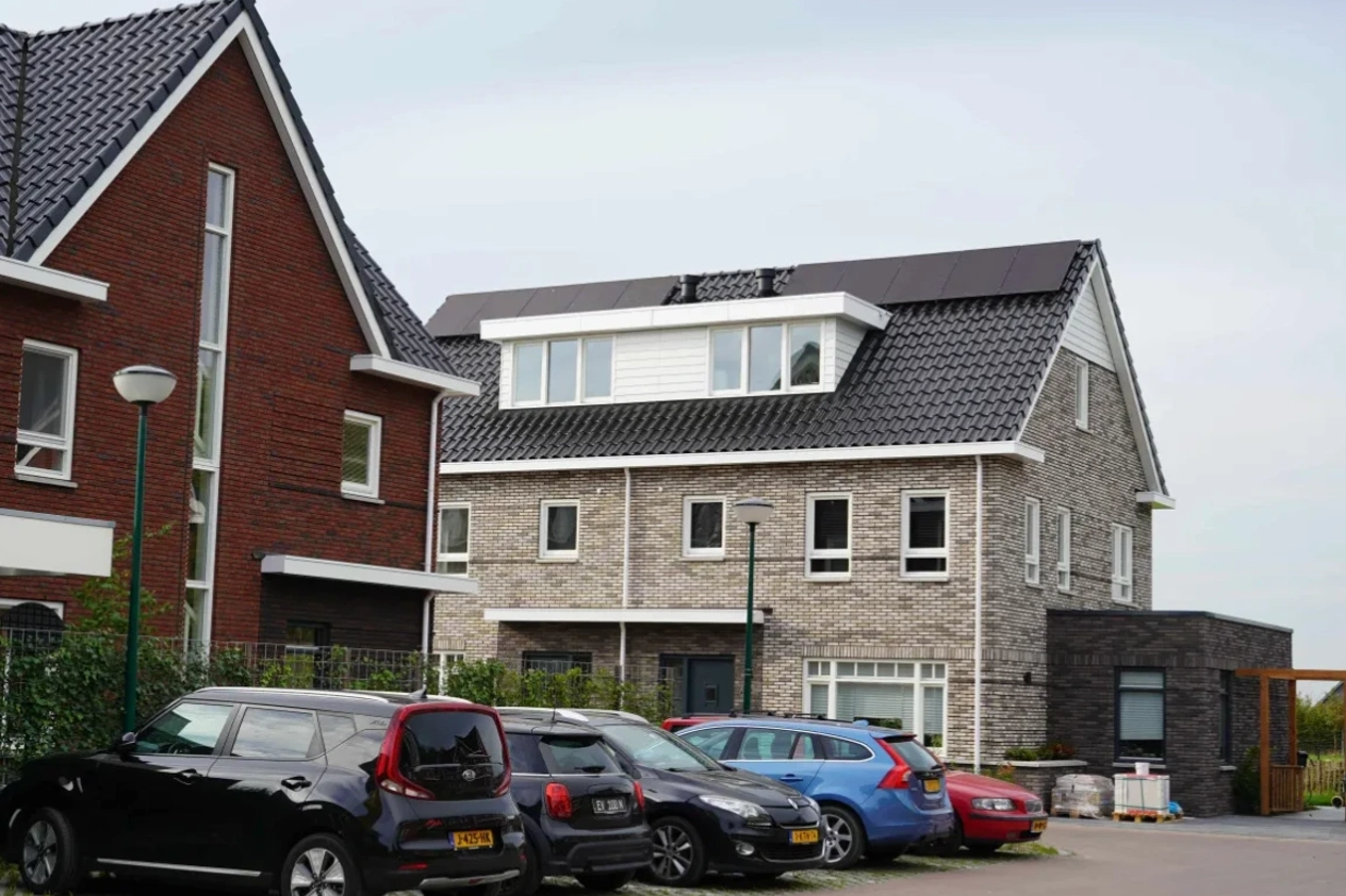Rijtjeswoningen met PVT-panelen op het dak in Werkhoven