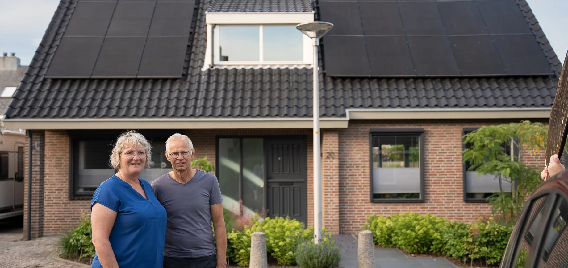 Bewoners bij woning met PVT-panelen in Naaldwijk
