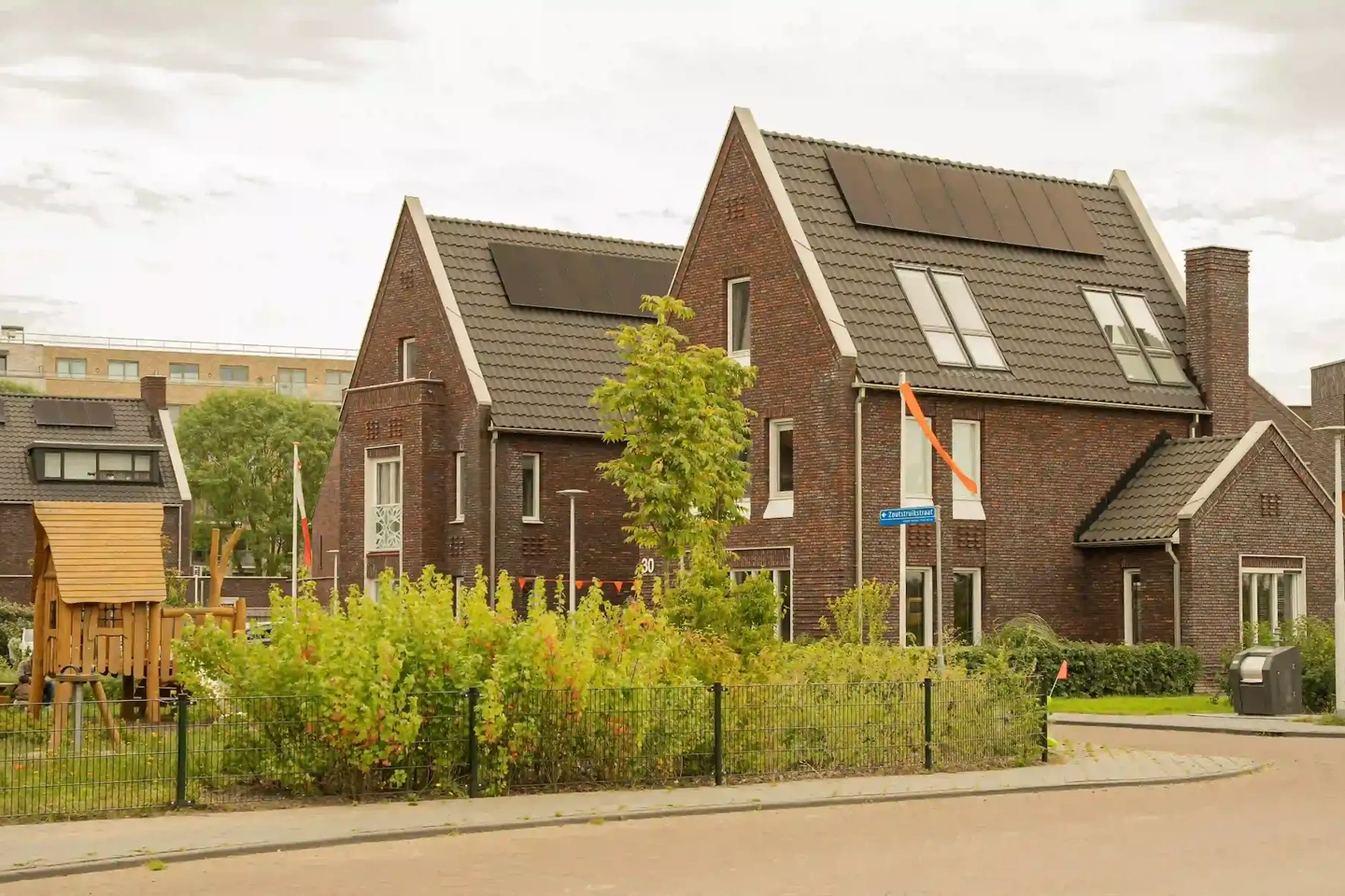 PVT-panelen op dak van twee vrijstaande woningen