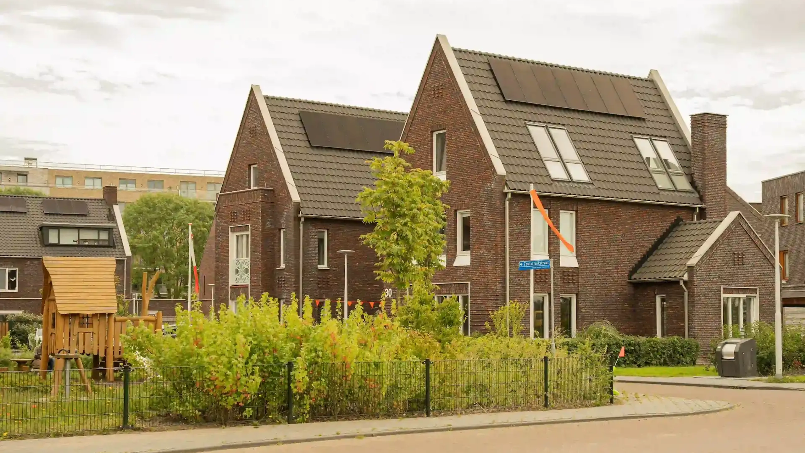 PVT-panelen op dak van twee vrijstaande woningen