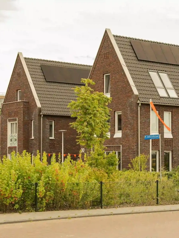 PVT-panelen op dak van twee vrijstaande woningen