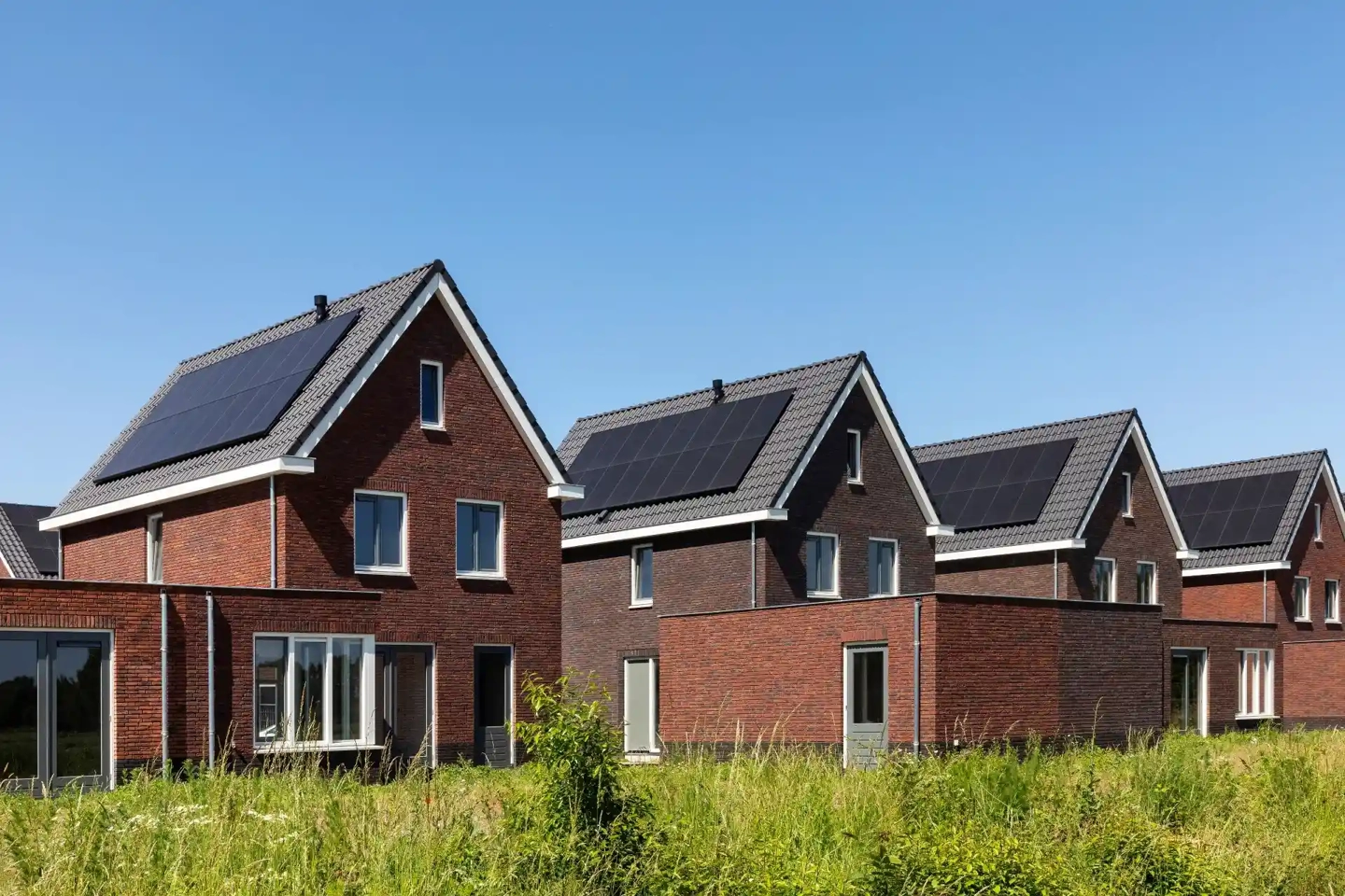 Rijtjeswoningen met PVT-installatie op dak in Nederland