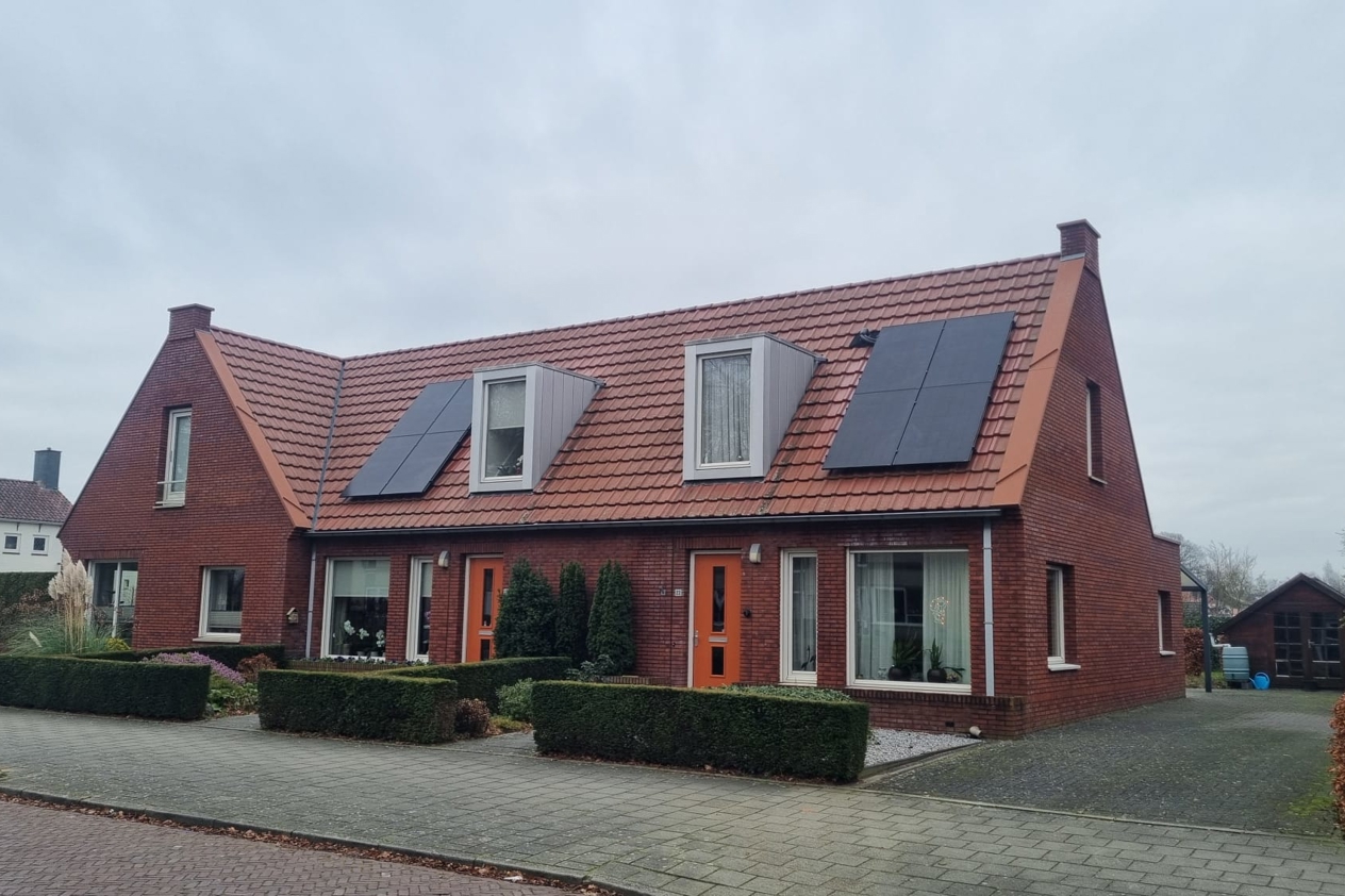 Vooraanzicht twee-onder-een kapwoningen met PVT-panelen van HR energy op een schuin dak