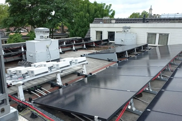 Rijen PVT-panelen op dak van gerenoveerde huurwoningen in Rotterdam