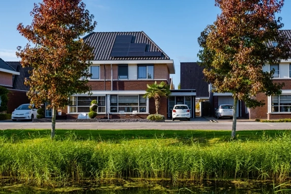 Twee-onder-een-kap woningen met zonnepanelen in een straat in Nederland