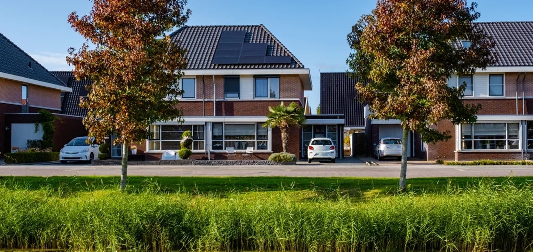 Twee-onder-een-kap woningen met zonnepanelen in een straat in Nederland