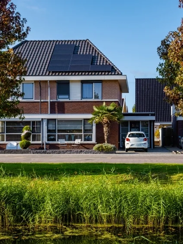Twee-onder-een-kap woningen met zonnepanelen in een straat in Nederland