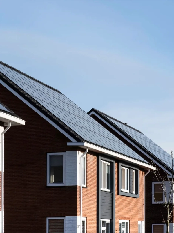 Rijtjeshuizen in Nederland met zonnepanelen op het dak
